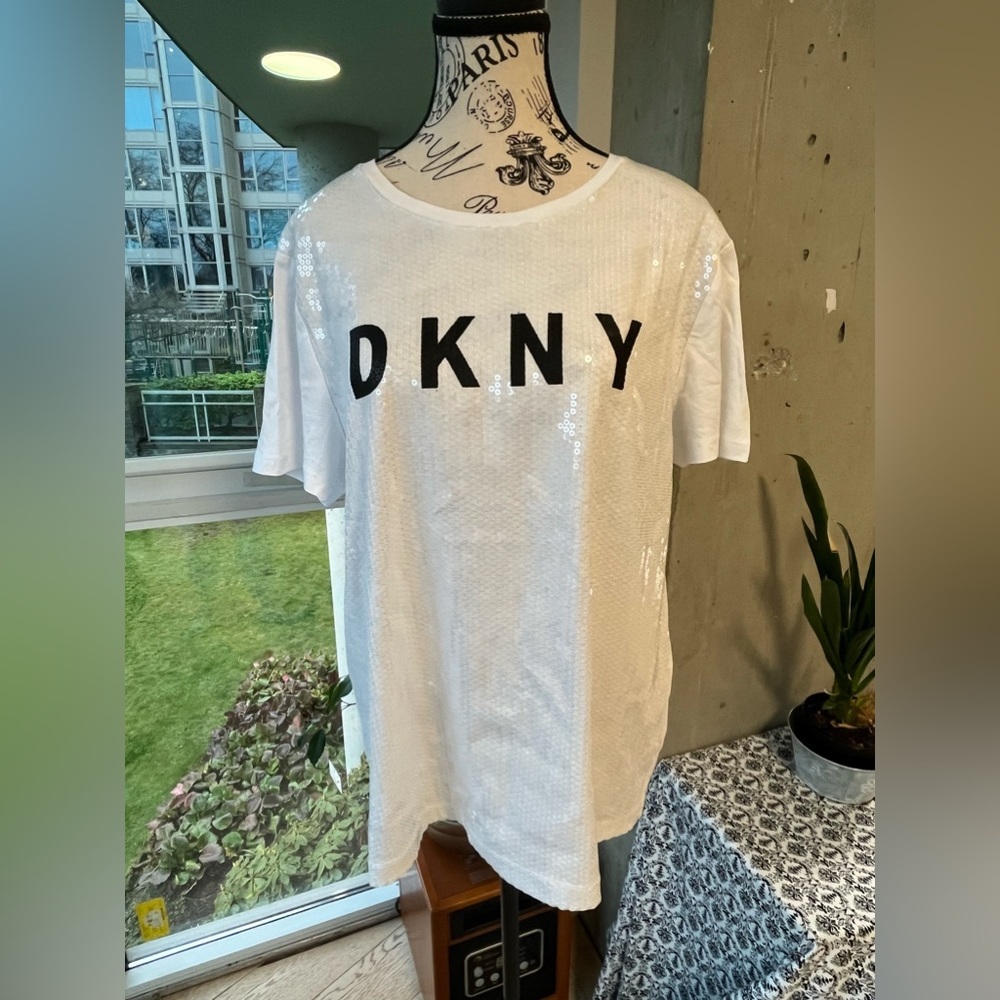 Beautiful and unique sequins DKNY t-Shirt size Large NWOT